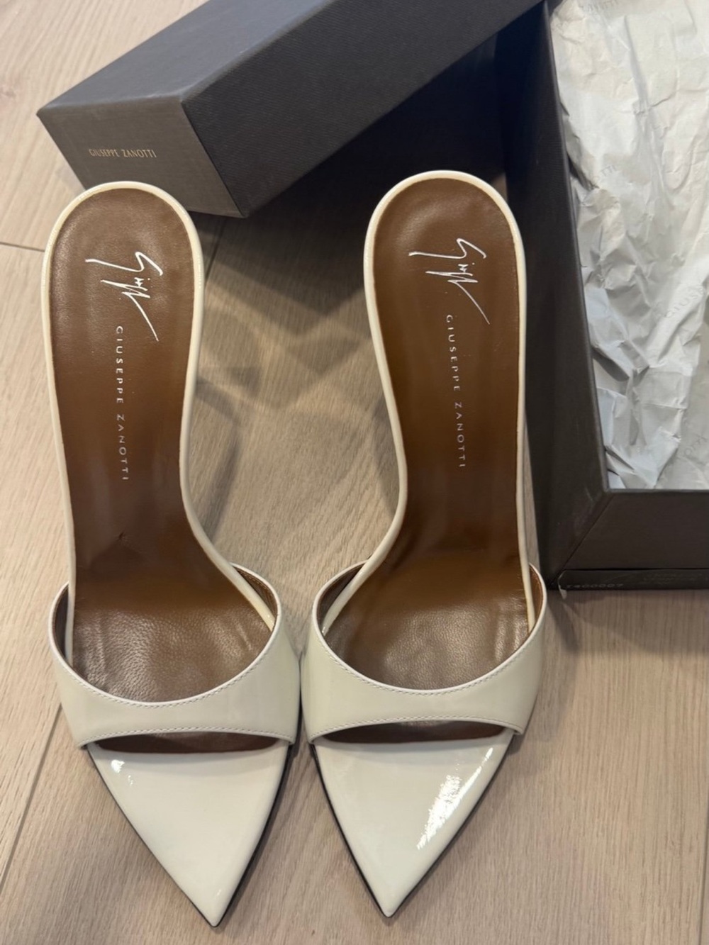 Giuseppe Zanotti Ivory Patent Leather Pointed-Toe Heels size 38 IT NEW - Picture 2 of 6